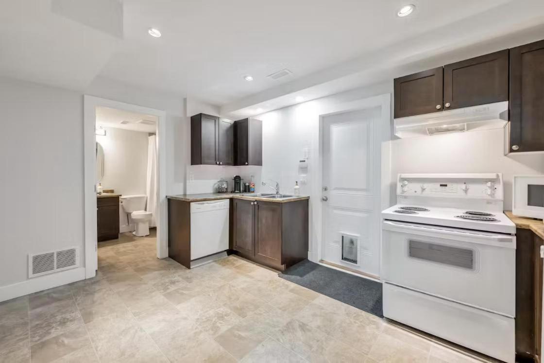 Private 1 Bedroom In Brookswood Langley Bagian luar foto